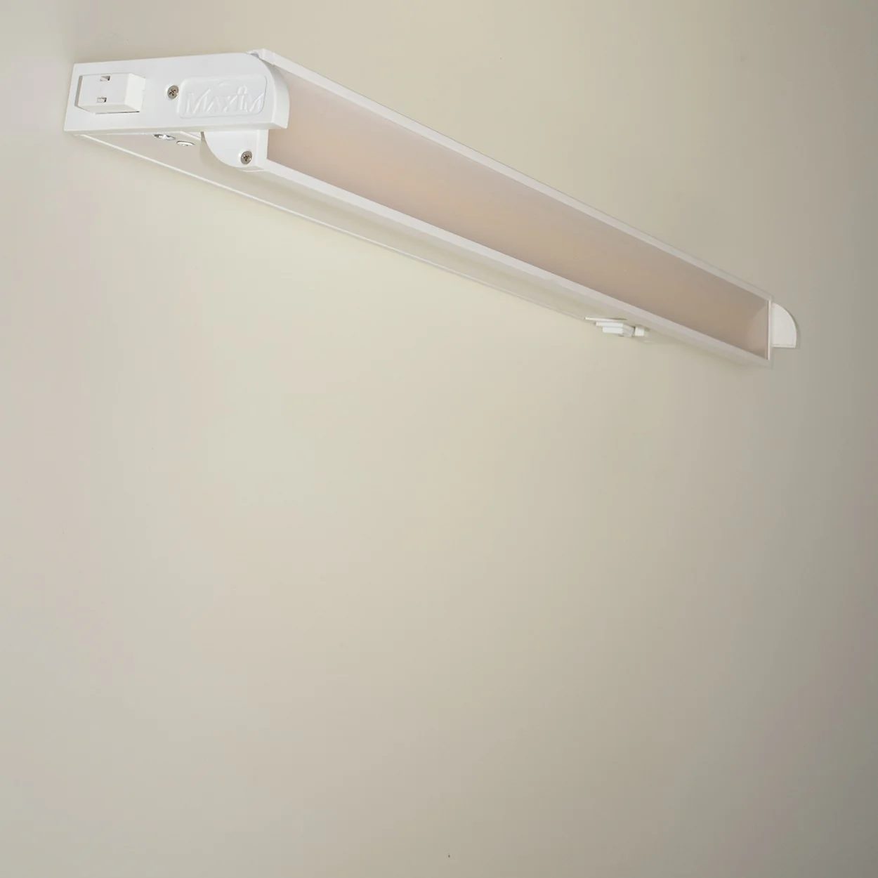 CounterMax 18 in Integrated LED Under Cabinet Light, White - Image 3