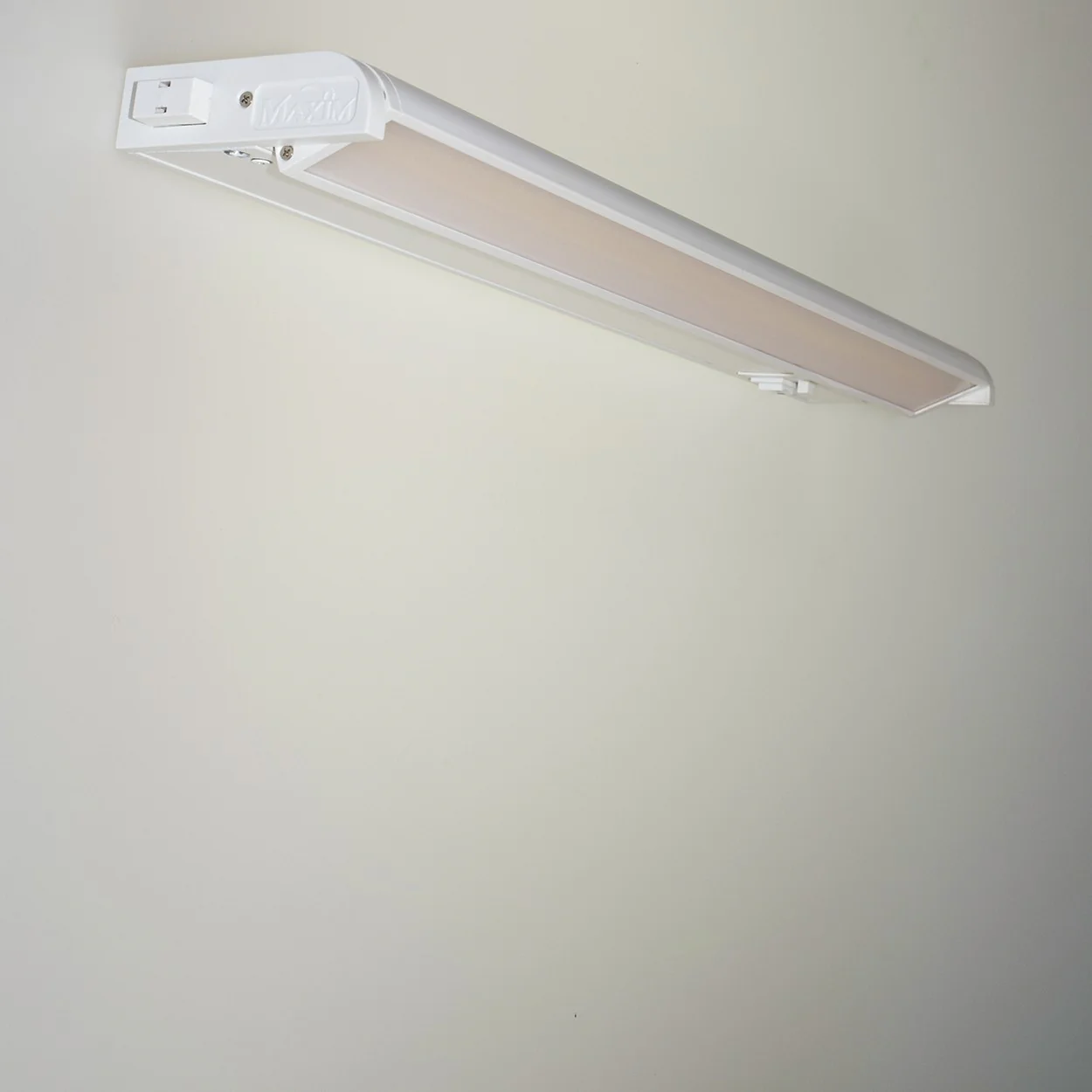 CounterMax 18 in Integrated LED Under Cabinet Light, White - Image 4